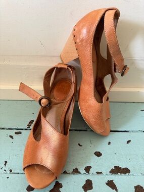 Frye US 6 Coral Criss Cross Open Toe Flawed, sun bleach front right shoe